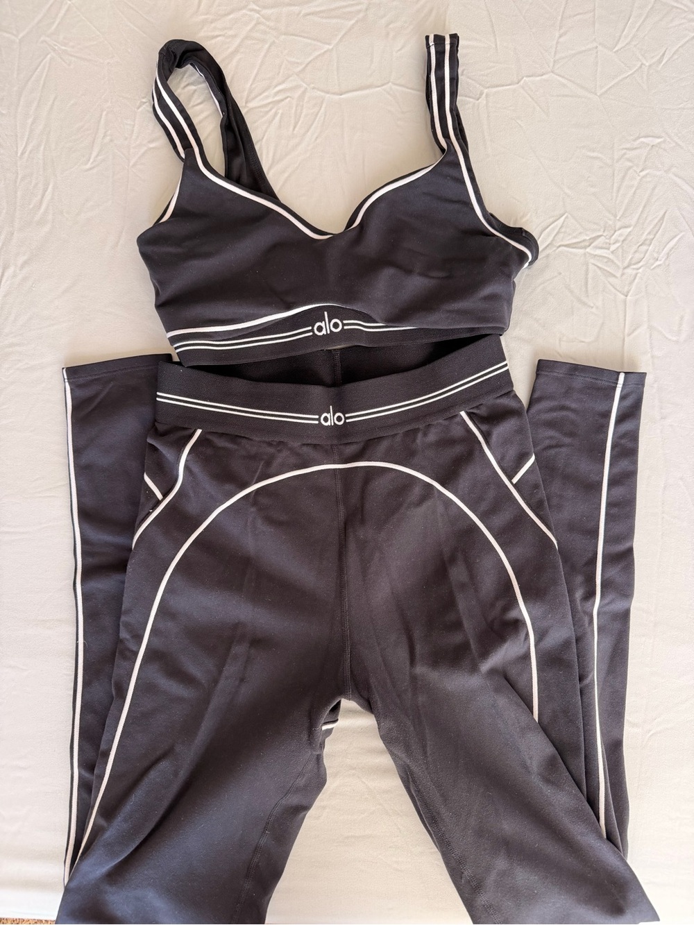 ✅ Alo Black Sculpting Active Set with White Piping